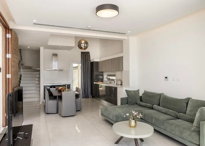 Azure Napa Hills * アヤナパ